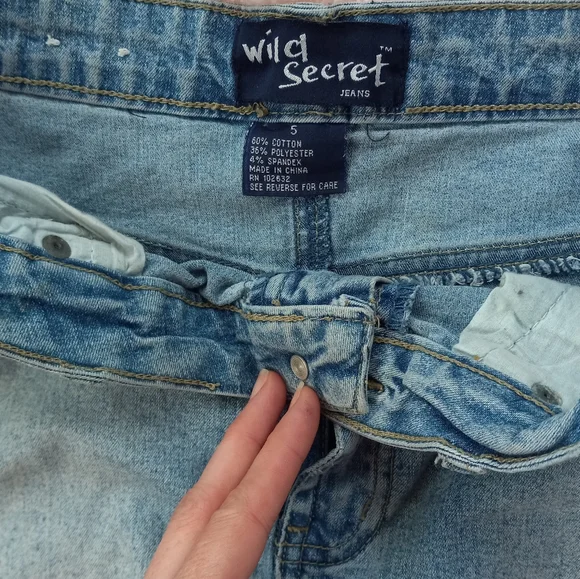 SOLD! Vintage y2k denim skirt with fringe! - Picture 4 of 10